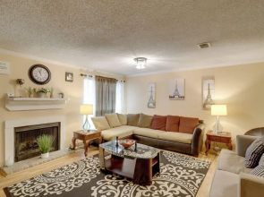 Houston Townhome 4 Mi to Airport: Central Location