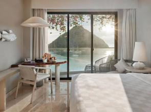 AYANA Komodo Waecicu Beach