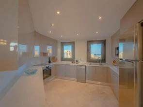 Heated Jacuzzi 2BR Apartment on Yacht view