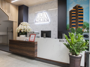 RedDoorz Premium near Hang Xanh