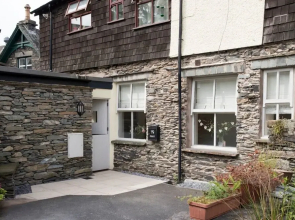Cozy 1BR Apartment Central Ambleside With Parking