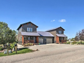 Pet-friendly Choteau Townhouse With Gas Grill!