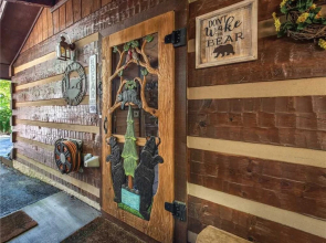 Rustic Charm 1 Bedroom Home with Hot Tub