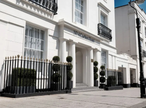 No.4 Carlton Hotel