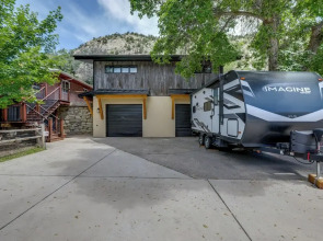 New Castle Getaway w/ Grill & Mountain Views!