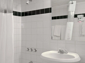 Days Hotel - Thunderbird Beach Resort