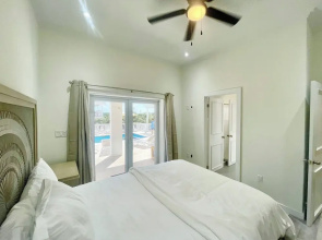 Palms Paradise: Romantic Beach House