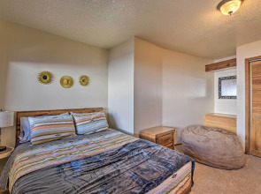 Warm Townhome w/ Sauna at Angel Fire Ski Lift