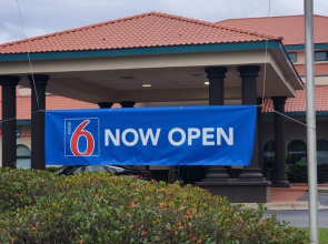 Days Inn & Suites by Wyndham Savannah Gateway I 95 And 204