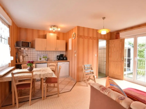 Delightful Holiday Home With Fenced Garden in Pepelow