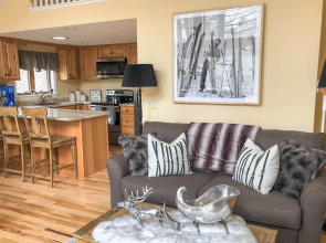 Cozy White Mtn Hideaway ~ 4 Mi to Hiking & Skiing!