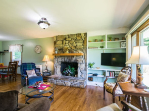 Charming 2BR w Firepit Mountain Views