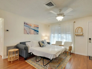 Calming Getaway: 9 Mi to Clearwater Beach!