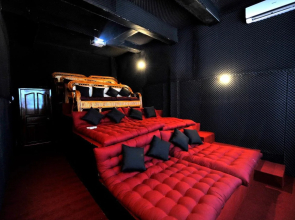 11 Happy Backpackers