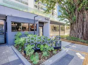Apt w/ Balcony, Minutes From the Subway Ctb2405