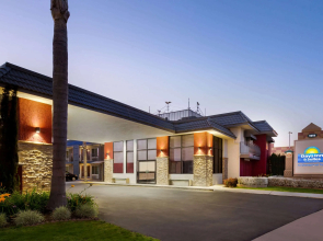 Days Inn & Suites by Wyndham Anaheim At Disneyland Park