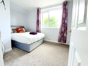 Bright Airy Home With Free Parking