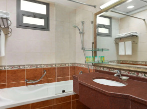 Howard Johnson Plaza By Wyndham Dubai Deira