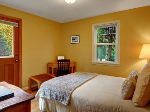 Husky Hideaway - Two Bedroom Home with Fireplace