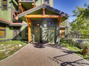 Mammoth Lakes Condo w/ Fireplace: Near Skiing!