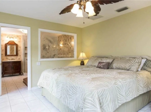 Tropical Retreat Pool Jet Spa WiFi 3 Br home by RedAwning