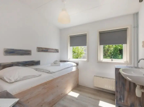 Cozy Holiday Home 3 Minutes From the Beach!