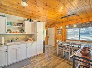 Mountain Chalet in Big Bear City, 5 Mi to Lake!