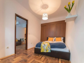 Comfort.Chic.Charming Apt with Terrace near NDK