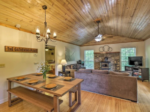 'creekside Hideaway' w/ Fire Pit + Creek Access!