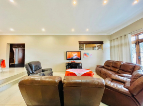 Entire House in Beacon Bay - Golden Location