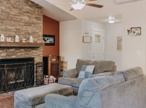 47mf - Wifi - Fireplace - Sleeps 6 3 Bedroom Home by Redawning