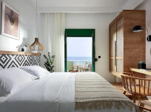 Seafront Villa With Private Pool and Kids Playground 300m From Restaurants