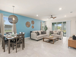 Upstay - 17 Guest Home w Pool  Hot Tub  BBQ  Games, Davenport