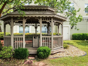 Comfort Inn & Suites near Six Flags