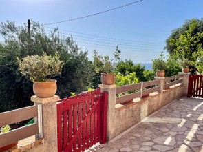 Alesti House with garden and private beach access