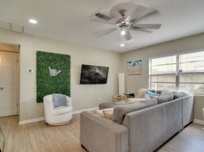 4 Mi to Dtwn: Pet-friendly Tampa Retreat