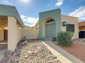 Sunny Tucson Townhome w/ Patio & Mountain Views!