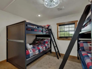 Oakridge Ranch: Pool + Hot-tub, Pickleball Court, Whiskey & Wine Room