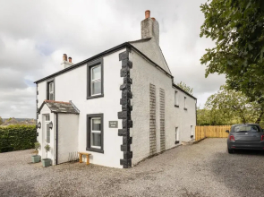 Host Stay Castle Hill Cottage