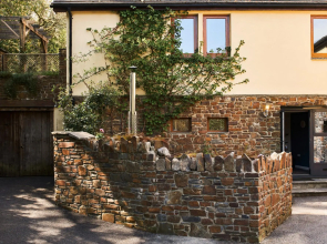 Swallows End – stylish bolthole with hot tub and pool in Dartmoor National Park