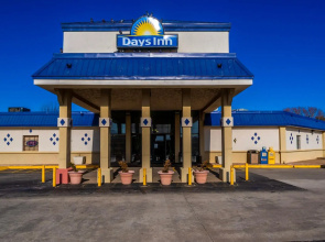 Days Inn by Wyndham Clinton
