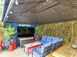Walk to Beach, Gazebo w/ Hot Tub: Gulfport Gem!