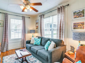 Charming Abode ~ 2 Mi to Mississippi State Campus!