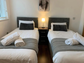 Zen Modern 2 Bedroom Apartment close to city centre ideal for a group of 4-6