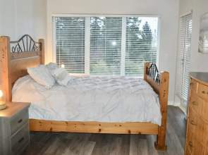 Cozy Creekside Renovated Condo