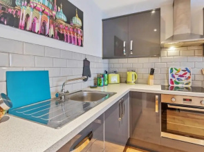 Rainbow Studio - Spacious City Centre - Close to sea - Sleeps 1 to 3 Guests