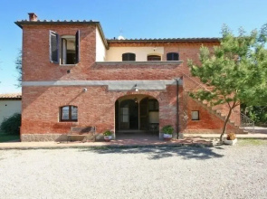Spacious Farmhouse in Pienza with Swimming Pool