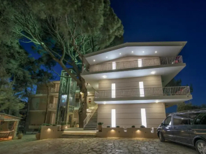 Koukounaria Hotel & Suites
