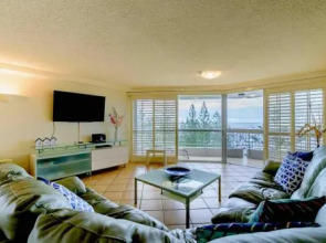 Main Beach Waterfront Apartment