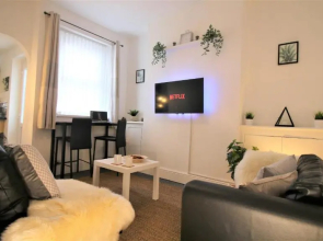 Three Bedroom Townhouse - Free Local Parking - by PROPERTY PROMISE